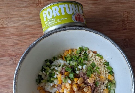 1. Этап. Салат с тунцом Мирослава: Добавляем кукурузу, порезанный колечками зелёный лук, соль, перец. Я не добавляла соль.