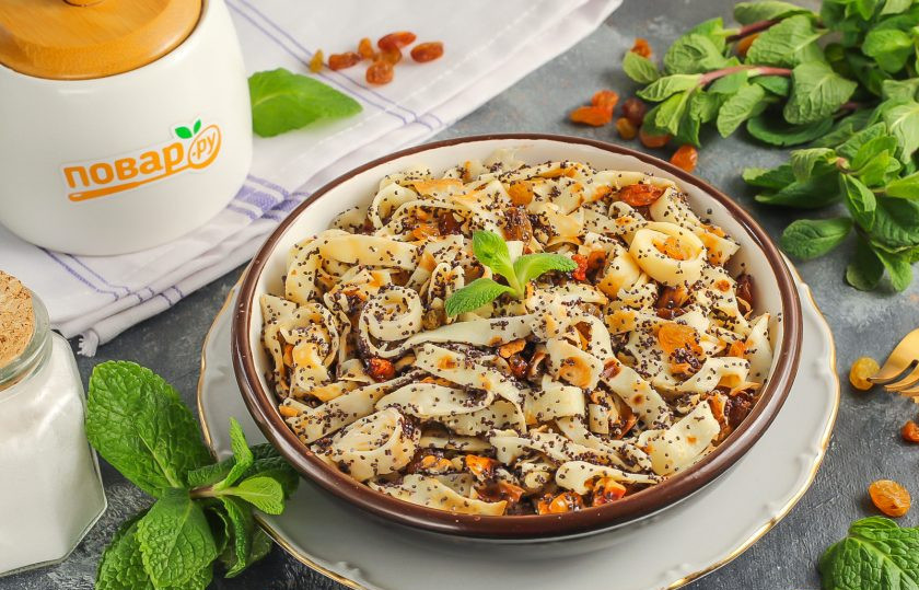 1. Этап. Блинная кутья с маком, изюмом и орехами: Аккуратно перемешайте и выложите кутью в пиалу. Украсьте свежей мятой, взбитыми сливками или сметаной, подайте к столу.