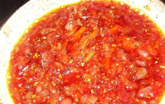 1. Этап. Капустняк украинский: Потом добавьте приправы, соус и перец. Перемешайте, тушите до мягкости.