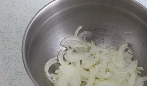 1. Этап. Салат свекольный По-другому: Лук очистить и порезать тонкими полукольцами.