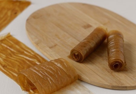 1. Stage. Apple pastille: Cut the pastille directly with parchment into strips. Then prying the pastille on the edge, begin to roll.