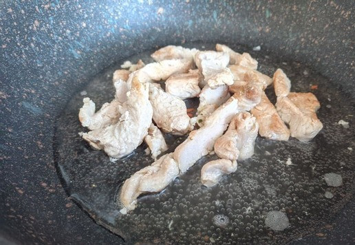 1. Этап. Техасские тосты с индейкой и яичницей: Для приготовления тоста из готовой вчерашней индейки, кладём готовую индейку на сковороду, смазанную растительным маслом, наливаем бульон и пропариваем индейку под закрытой крышкой на среднем огне около 10 минут. Убираем со сковороды.