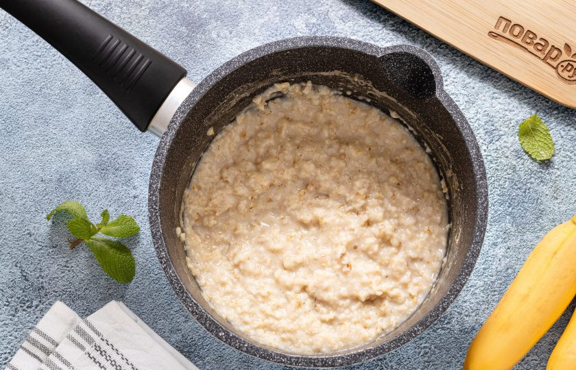 1. Этап. Овсянка с бананом и арахисовой пастой: Доведите кашу на небольшом огне до кипения и варите по инструкции. У меня овсянка быстрого приготовления, которая будет готова за 5 минут.