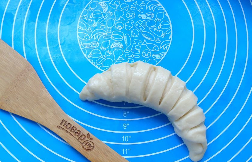 1. Этап. Отрывной пирог из дрожжевого теста с творожной начинкой: Затем тесто сверните рулетом, образуя рогалик.