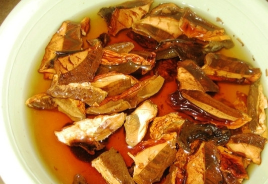 1. Этап. Щи боярские: Белые грибы необходимо промыть и залить теплой водой на 15 минут. Потом отварите их в течение 30 минут. Грибной бульон не выливать.