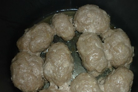 1. Этап. Рис с котлетами в мультиварке: 2. Через 20 минут котлеты нужно аккуратно перевернуть.