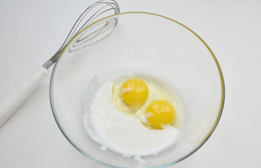 1. Этап. Протеиновые капкейки: Соедините в миске яйца и кефир, размешайте смесь венчиком.