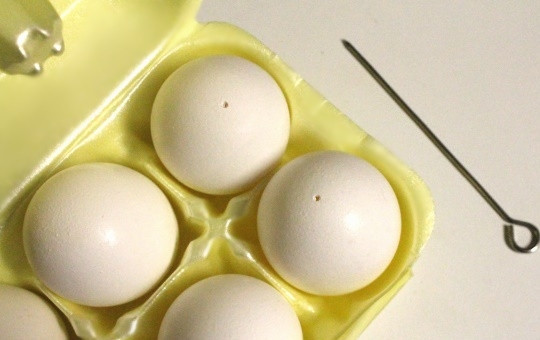 1. Этап. Маринованные куриные яйца: 1. В небольшой кастрюльке доведите до кипения воду (чтобы покрыла яйца). Острой иглой или булавкой сделайте аккуратные проколы, чтобы яйца не лопнули в горячей воде.