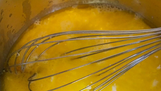 1. Этап. Булочка с повидлом: 2. В отдельной мисочке соедините натуральный йогурт, растопленное сливочное масло, яйца и теплое молоко. Перемешайте все до однородности.