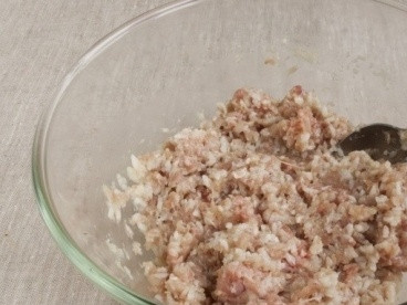 1. Этап. Ёжики с подливой: Тщательно перемешиваем, чтобы рис равномерно распределился по всей массе.