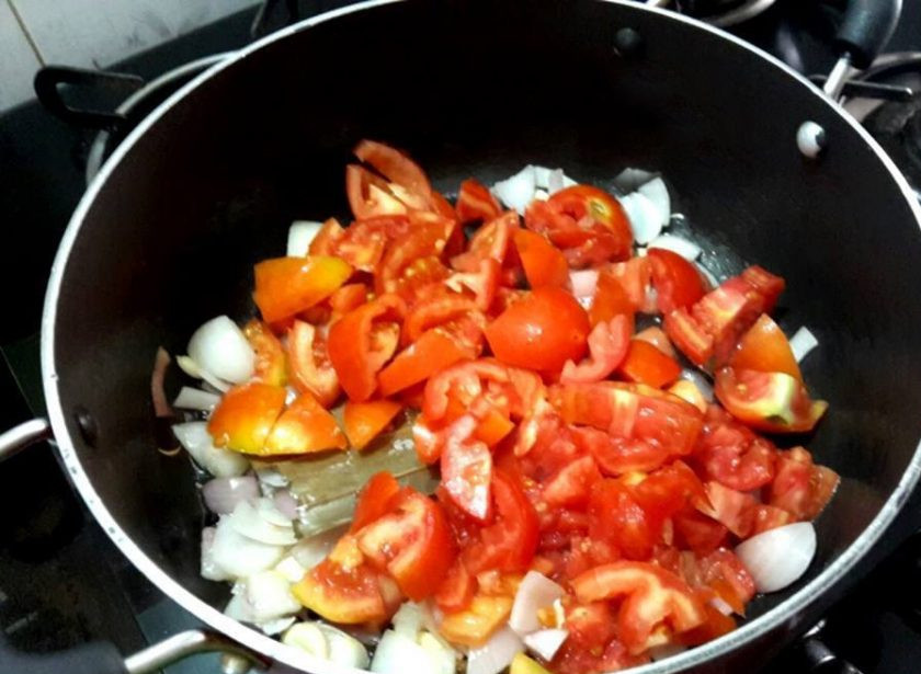 1. Этап. Крем-суп из свежих томатов: 2. Добавьте измельченные помидоры к луку.