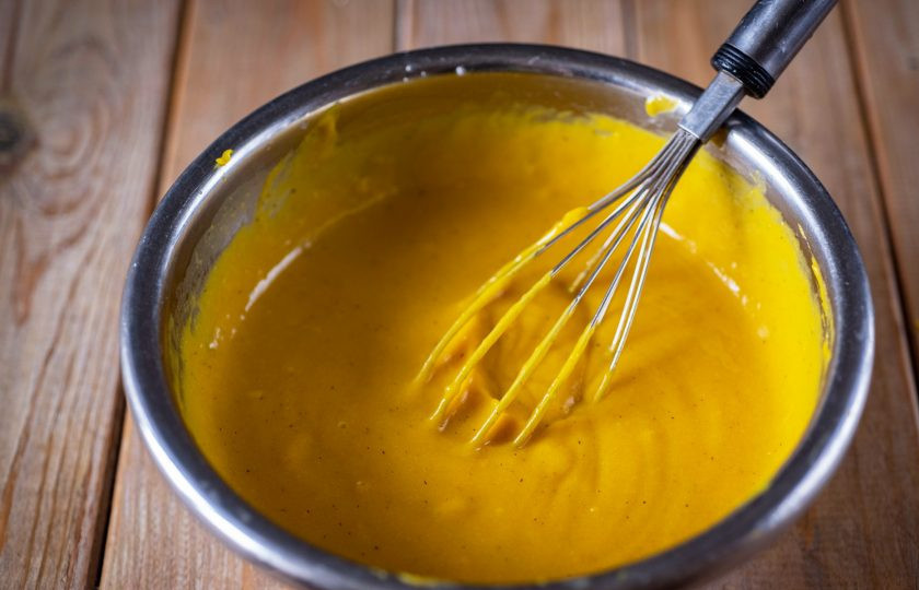 1. Этап. Тыквенный пирог классический: Перемешайте все венчиком до получения однородной тыквенной смеси — это начинка для пирога.