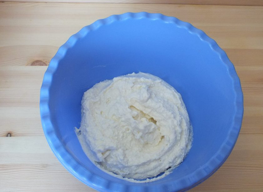 1. Этап. Ватрушка с творогом и вишней: Пробейте начинку погружным блендером до гладкости.