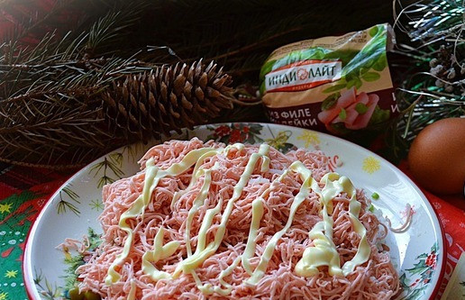 1. Этап. Салат Снежные сугробы: Следующий слой - натереть колбасу + майонез.