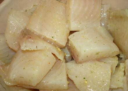 1. Этап. Рыба по-английски: Рыбу нарезать порционными кусочками.