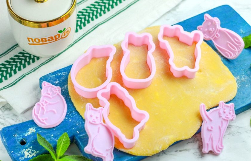 1. Этап. Домашнее печенье: Затем охлажденное тесто разделите на две части и раскатайте в округлый пласт, подсыпая рабочую поверхность мукой. Обмакните плунжеры в муку и вырежьте из теста фигурки печенья.