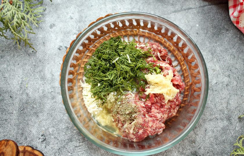 1. Этап. Кебаб из говядины с сыром: Добавьте белок, мелко нарезанную петрушку и измельченный чеснок. Всыпьте сухой чабер, соль, перец.