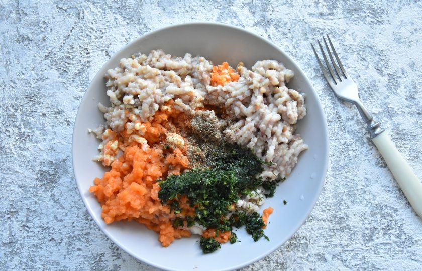 1. Этап. Картофельные корзиночки с селедочным кремом: Приготовьте начинку из селедки, перекрутив филе, морковь и масло на мясорубке.