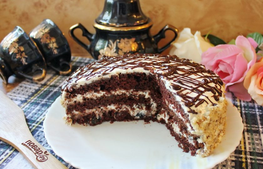 1. Этап. Шоколадный торт с черносливом и орехами: Дайте торту пропитаться 2-3 часа, разрежьте торт.