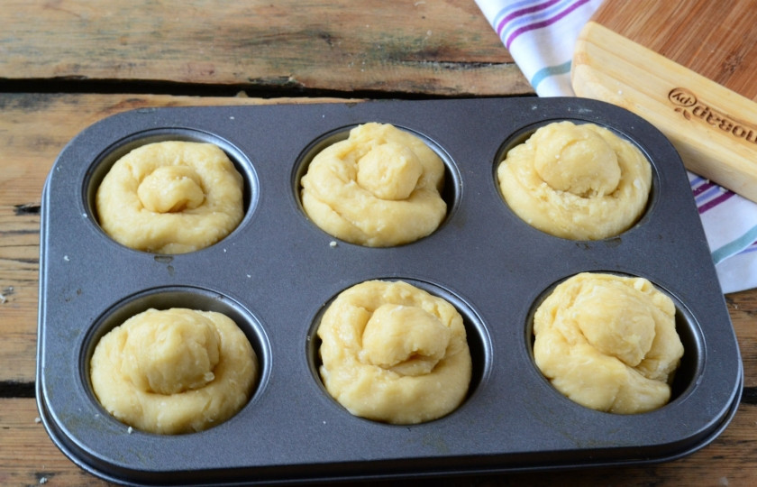 1. Этап. Бриошь классическая: Положите подготовленные булочки в формы для кексов, подходящие по размеру, и оставьте при комнатной температуре на 1-1,5 часа для расстойки. Булочки еще немного подрастут. Затем отправьте их в духовку, разогретую до 200 градусов, на 15-20 минут. По желанию предварительно можно смазать их желтком, но у меня они и так прекрасно подрумянились.