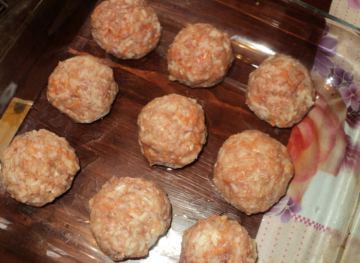 1. Этап. Фарш в сметанном соусе: Слепите из полученной массы одинаковые шарики. Выложите их на противень и прикройте фольгой. Запекать 1 час, температура 180 градусов.