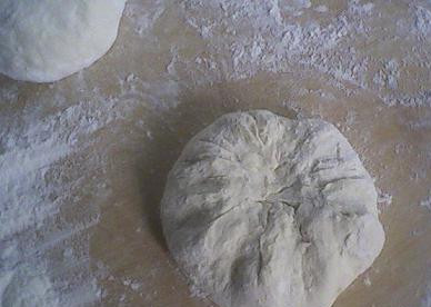 1. Этап. Чепалгаш с картошкой: Делаем начинку из вареного пюре картофеля, взбитого яйцо, соли и зелени. Делим тесто на кусочки, раскатываем и заворачиваем начинку в тесто.