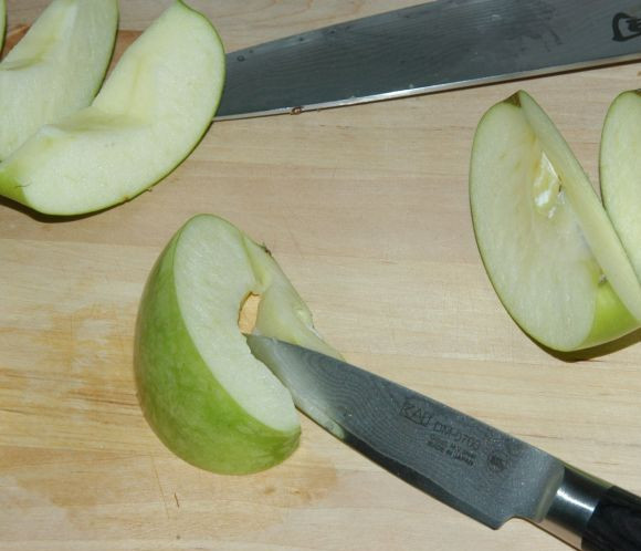 1. Этап. Запеченные яблоки с корицей: Вырезайте сердцевины яблочных долек.