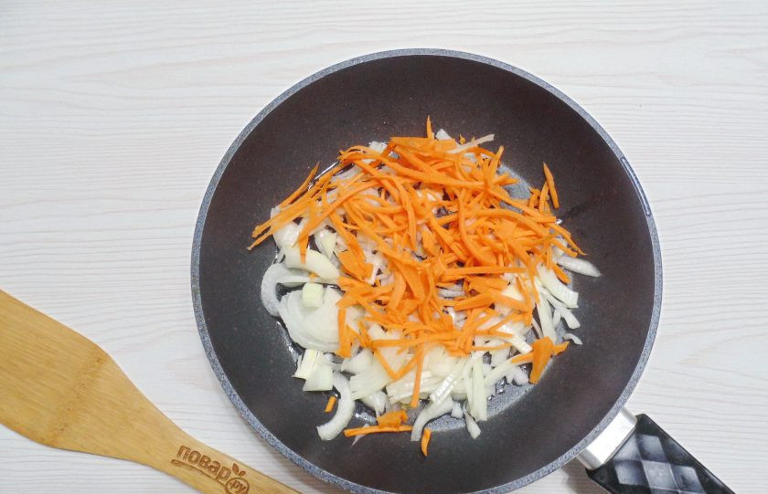 1. Этап. Гречневая лапша с фаршем: Лук и морковь очистите и ополосните. Морковь натрите на тёрке, лук нарежьте полукольцами. Переложите в сковороду с подсолнечным маслом.