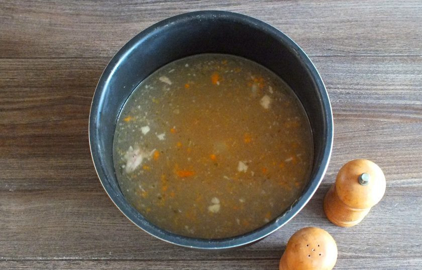 1. Этап. Суп из утки в мультиварке: В бульон выложите морковь, мясо утки, лапшу. Добавьте по вкусу соль, перец. Выставите режим 