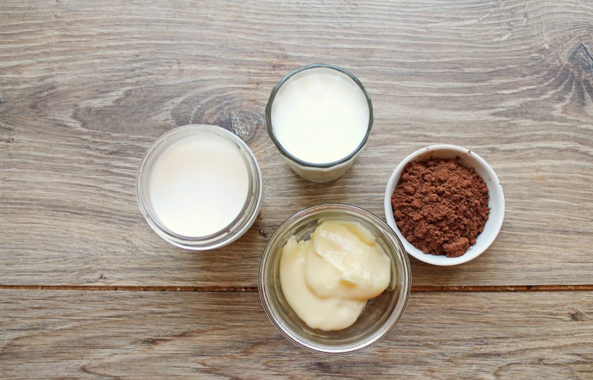 1. Этап. Какао на сгущенном молоке: Подготовьте все необходимые ингредиенты для приготовления какао на сгущенном молоке.