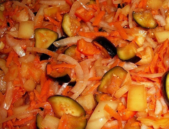 1. Этап. Салат с бобами на зиму: 6. Добавьте растительное масло и томатный сок. Все перемешайте, доведите до кипения. Уберите огонь до минимума, после чего томите около часа.