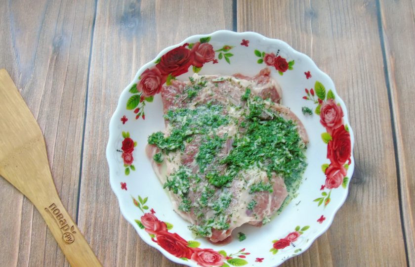 1. Этап. Отбивные в чесночно-укропном маринаде: Каждую отбивную посолите, поперчите и смажьте маринадом со всех сторон. Держите мясо в маринаде 1-2 часа.