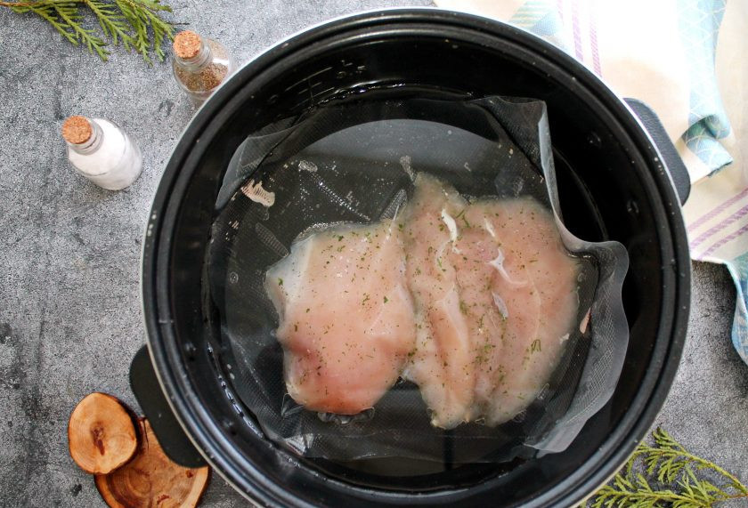 1. Этап. Нежная куриная грудка по методу су-вид в мультиварке: В чашу мультиварке налейте теплую воду и выложите пакет с филе. Закройте крышку и установите программу в ручном режиме на температуру 70 градусов на один час.
