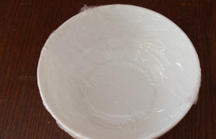 1. Этап. Салат Грибная полянка с курицей: Подготовьте глубокую миску для салата. Оберните ее пищевой пленкой или используйте одноразовый пакет-майку.