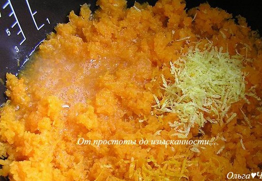 1. Этап. Тыквенно-апельсиновый джем: Добавьте сок и цедру апельсина и лимона, перемешайте.