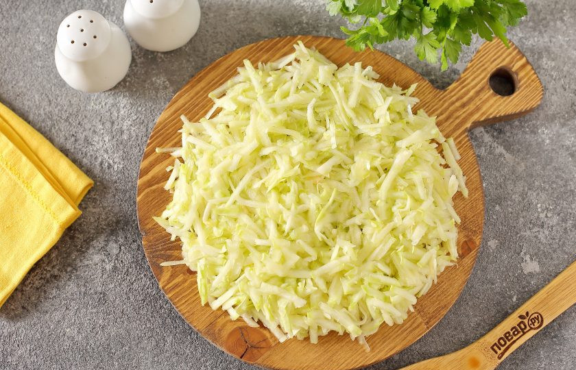 1. Этап. Рулет из кабачков с семгой и сыром: Кабачок натрите на крупной терке, добавьте щепотку соли, перемешайте, оставьте на 10 минут, а затем хорошо отожмите от выделившегося сока.