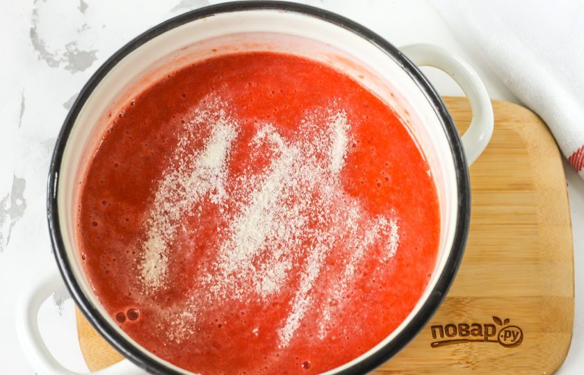 1. Этап. Клубничное конфи для торта: Снова перелейте клубничную массу в кастрюлю или казан, всыпьте желатин и прогрейте, но не до кипения, иначе желатин утратит свои свойства. Через 5 минут снова перемешайте всю массу.