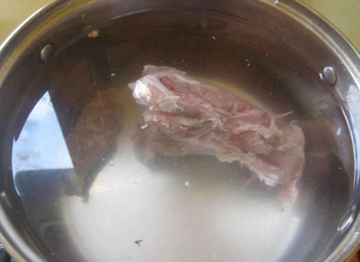 1. Этап. Щи из свежей капусты со свининой: Свинину на косточке промойте. Если кусок крупный, то разрежьте его на части. Залейте мясо 1,5 литрами воды и поставьте на огонь. Варите бульон, время от времени снимая шумовкой пену, которая будет образовываться на поверхности.