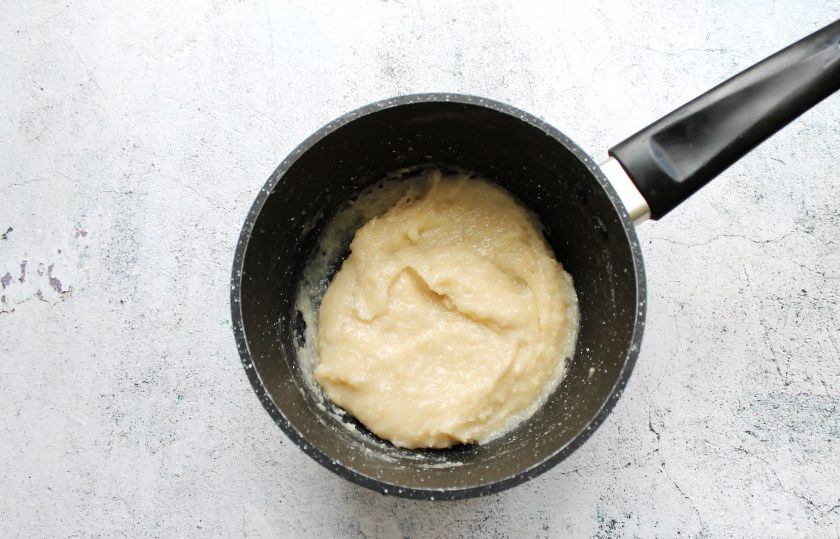 1. Этап. Крем из арахиса: Все перемешайте и варите до загустения. На это уйдет несколько минут. Снимите крем с огня, остудите и используйте по назначению.