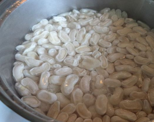 1. Этап. Салат к борщу: Фасоль замочить в холодной воде часов на 4-5, а лучше на ночь. Затем воду слить, залить фасоль кипятком и варить час-полтора до готовности. Фасоль должна быть мягкой, но не разваренной.