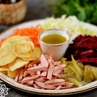 Салат «Козел в огороде» с чипсами