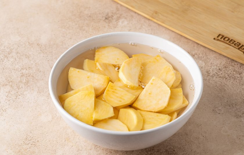 1. Этап. Репа на зиму: Выложите в глубокую миску, слои посыпьте солью и залейте чистой водой. Оставьте на ночь в холодильнике. После слейте воду, а репу промойте в чистой воде.