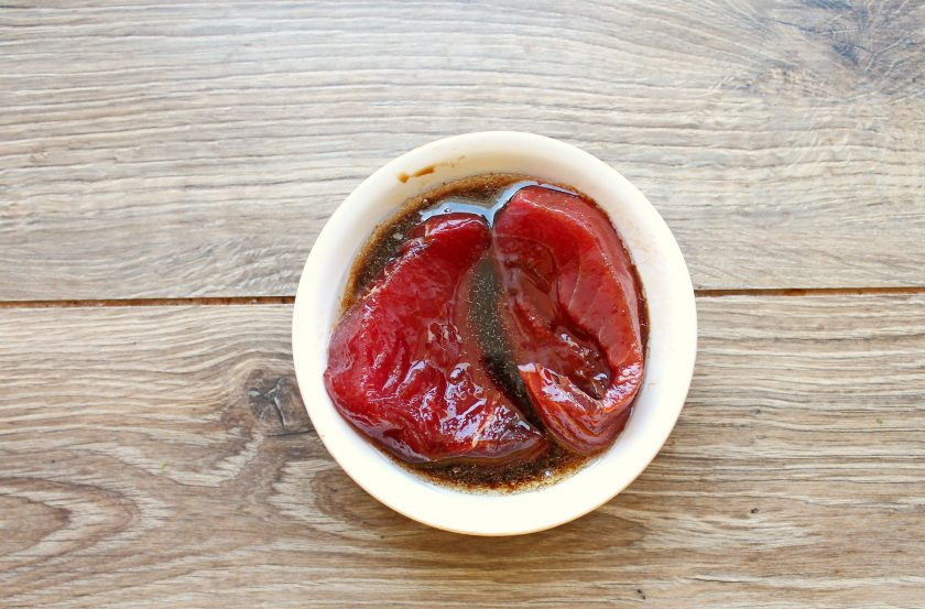 1. Этап. Салат с жареным тунцом: Смешайте растительное масло и соевый соус. Куски тунца обсушите бумажным полотенцем и выложите в маринад. Держите тунец по одной минуте с каждой стороны.