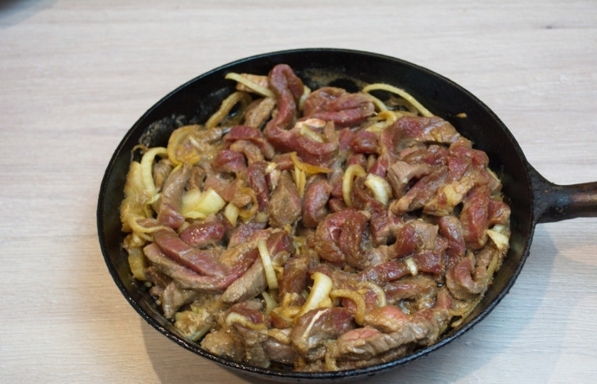 1. Этап. Мясо под соусом терияки: В сковороду влейте немного растительного масла. Хорошо разогрейте сковороду. Мясо при мариновании впитает соус. Визуально соуса видно не будет, но по мере обжаривания он проявится вместе с мясным соком. Обжарьте мясо на среднем огне.