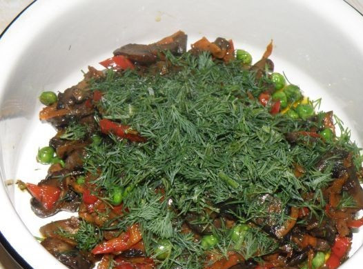 1. Этап. Рулет из мяса в духовке: Когда начинка остынет, добавим мелко нарубленный укроп, перемешаем.