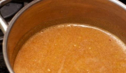 1. Этап. Ткемалевый соус: Сливы перекладываем в кастрюлю, добавляем по 1 ст.л. сахара и соли. Доводим до кипения, варим 5 минут.