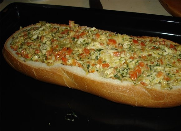 1. Этап. Фаршированный батон в духовке: 4. Обжаренные овощи соедините с курочкой и как следует перемешайте. Подсолите и поперчите по вкусу. Для сочности можно добавить немного сметаны или майонеза, например. Выложите начинку в батон, разровняйте.