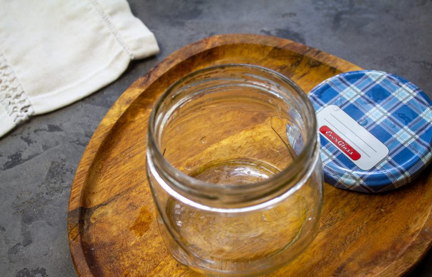 1. Этап. Пряное грушевое пюре: Баночки для заготовок тщательно помойте содой и простерилизуйте удобным для вас способом. Крышки прокипятите на плите в течение 10 минут.