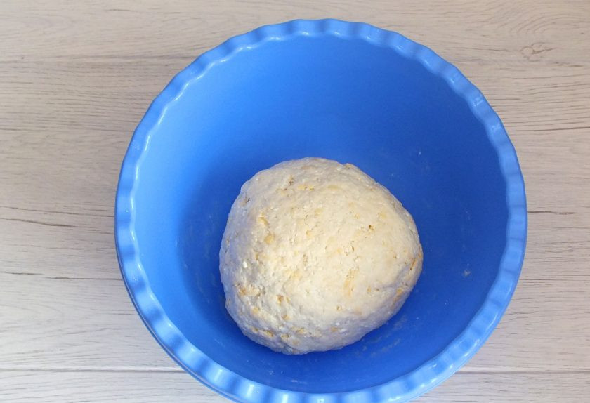1. Этап. Творожное печенье с сыром: Готовое тесто скатайте в шар. Оно слегка может прилипать к рукам, но лишнюю муку лучше добавить на рабочую поверхность в качестве подпыла, чтобы не забить тесто.