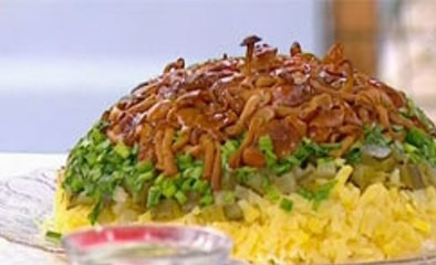 1. Этап. Салат Полянка с опятами: Охлажденный салат переверните на широкое блюдо. Если вы все сделали правильно. у вас получится красивая грибная полянка с опятами наверху. Приятного аппетита!